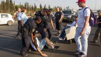 שוטרים עוצרים נכים ופעילים במאבק להעלאת קצבאות הנכות לאחר  שחסמו את כביש 2. 14 באוגוסט (צילום: פלאש 90)