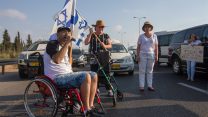 נכים ופעילים במאבק להעלאת קצבאות הנכות חוסמים את כביש 2, אוגוסט 2017 (צילום ארכיון: פלאש 90)
