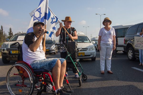 נכים ופעילים במאבק להעלאת קצבאות הנכות חוסמים את כביש 2, אוגוסט 2017 (צילום ארכיון: פלאש 90)