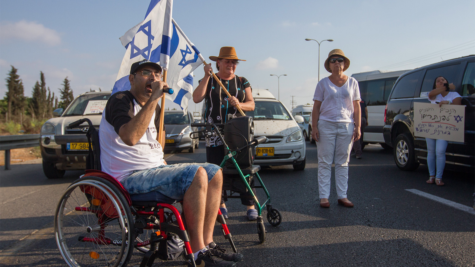 נכים ופעילים במאבק להעלאת קצבאות הנכות חוסמים את כביש 2, אתמול (צילום: פלאש 90)
