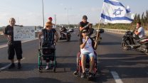 נכים ופעילים במאבק להעלאת קצבאות הנכות חוסמים את כביש 2, אוגוסט 2017. (צילום: פלאש 90)