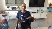 אפי אלזם והקסדה שהצילה את חייו (צילום: יאיר ויטמן)