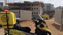 אתר תאונת הבניין ברחובות (צילום: רן מנוסיס, תיעוד מבצעי מד"א)