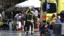 כוחות הביטחון מעניקים טיפול רפואי לפצועים בזירת פיגוע הדריסה בברצלונה אמש (צילום: AP Photo/Oriol Duran).