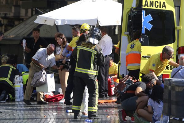 כוחות הביטחון מעניקים טיפול רפואי לפצועים בזירת פיגוע הדריסה בברצלונה אמש (צילום: AP Photo/Oriol Duran).