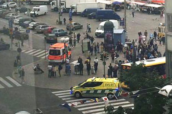 אמבולנס בזירת הארוע בטורקו פינלנד (צילום: Facebook via AP).