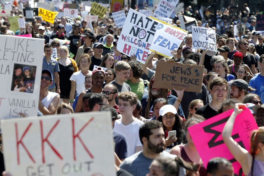 המפגינים נגד הצעדה "למען חופש הדיבור" בבוסטון, 19.8.17 (AP Photo/Michael Dwyer)