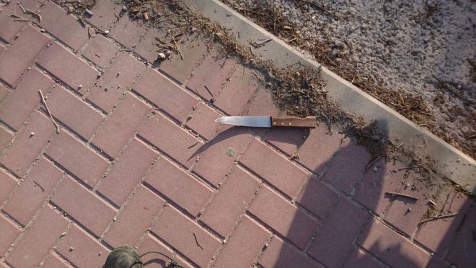 הסכין שנמצאה בזירת הפיגוע בצומת תפוח (צילום: דוברות המשטרה)