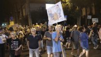 מפגינים נגד שחיתות ממשלתית מול תחנת המשטרה בפ"ת לאחר מעצר של פעילי המחאה (צילום: תומר ניוברג/ פלאש 90)