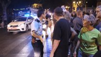 מפגינים נגד שחיתות ממשלתית מול תחנת המשטרה בפ"ת לאחר מעצר של פעילי המחאה (צילום: תומר ניוברג/ פלאש 90)