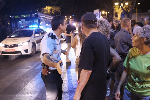 מפגינים נגד שחיתות ממשלתית מול תחנת המשטרה בפ"ת לאחר מעצר של פעילי המחאה (צילום: תומר ניוברג/ פלאש 90)