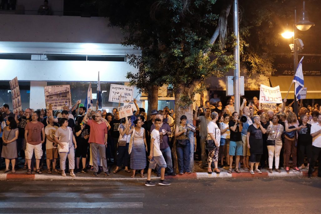 מפגינים נגד שחיתות ממשלתית מול תחנת המשטרה בפ"ת לאחר מעצר של פעילי המחאה (צילום: תומר ניוברג/ פלאש 90)