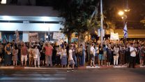 מפגינים נגד שחיתות ממשלתית מול תחנת המשטרה בפ"ת לאחר מעצר של פעילי המחאה (צילום: תומר ניוברג/ פלאש 90)