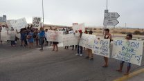 עובדי אמיליה קוסמטיקס מפגינים בצומת ירוחם במחאה על פיטוריהם (צילום: דוברות ההסתדרות)