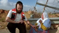 פרמדיק חרדי במד"א מטפל באישה. למצולמים אין קשר לכתבה (צילום ארכיון: נתי שוחט \ פלאש90)