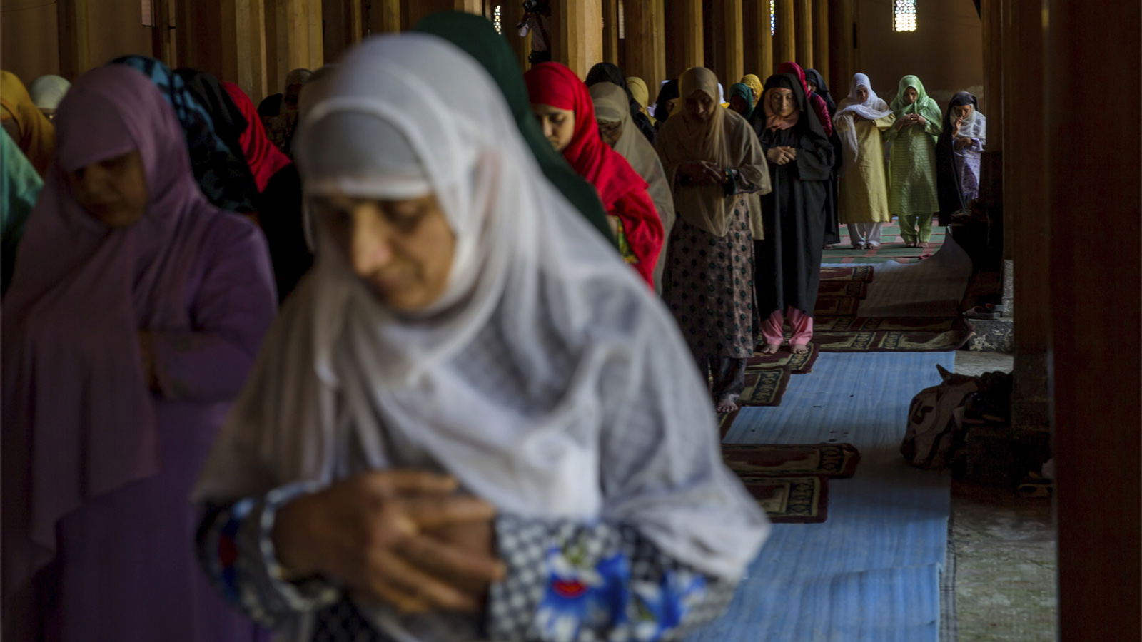 נשים מוסלמיות מתפללות במסגד (צילום ארכיון: AP Photo/Dar Yasin)