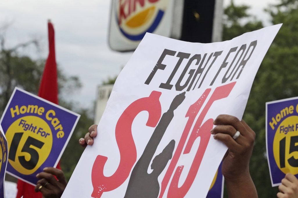 הפגנה להעלאת שכר המינימום ל15 דולר בשיקגו (צילום: AP Photo/M. Spencer Green).