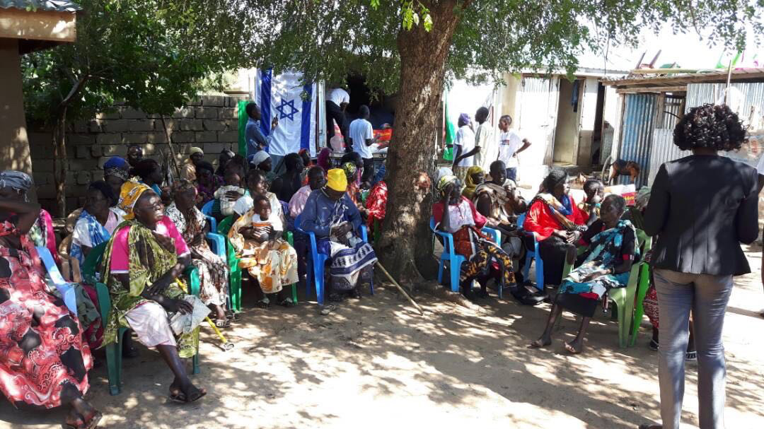 سيدات ينتظرون في الطابور لتوزيع الغذاء، جوبا، جنوب السودان (تصوير: سفارة إسرائيل في جنوب السودان)