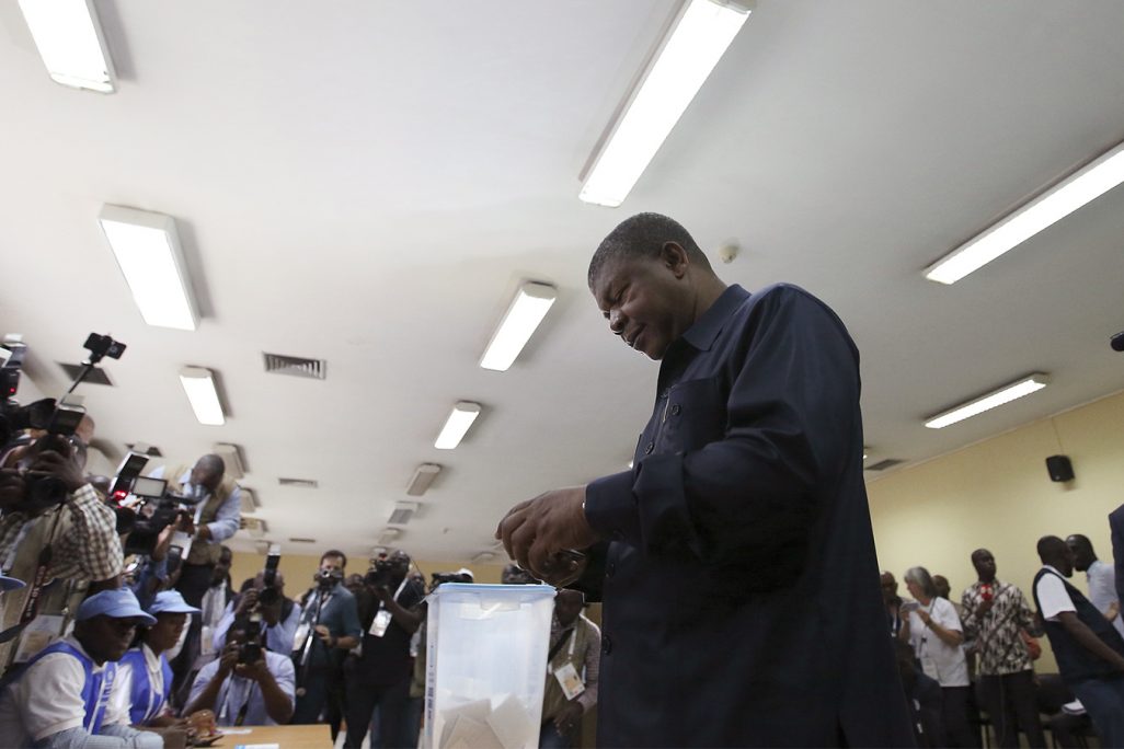 ז'ואאו לורנסו מצביע בבחירות באנגולה 23 באוגוסט (צילום: AP Photo/Bruno Fonseca)