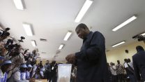 ז'ואאו לורנסו מצביע בבחירות באנגולה 23 באוגוסט (צילום: AP Photo/Bruno Fonseca)
