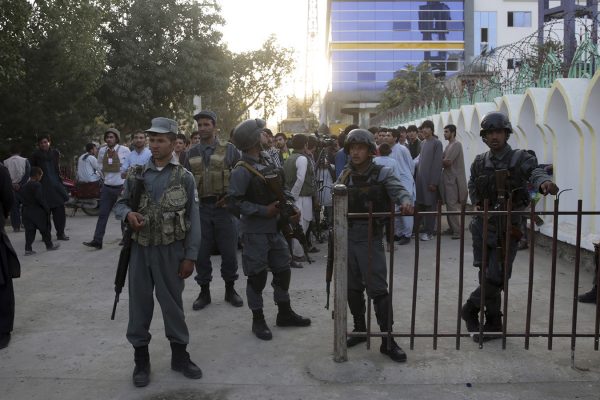 שוטרים מאבטחים את הכניסה למסגד בקאבול, אפגניסטאן בו התבצעה מתקפת טרור 25 באוגוסט (צילום: AP Photo/Massoud Hossaini)