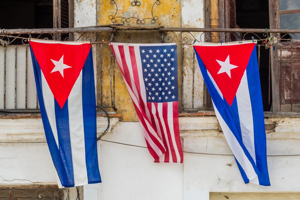דגלי קובה וארה״ב בהוואנה (צילום: Kako Escalona / Shutterstock).