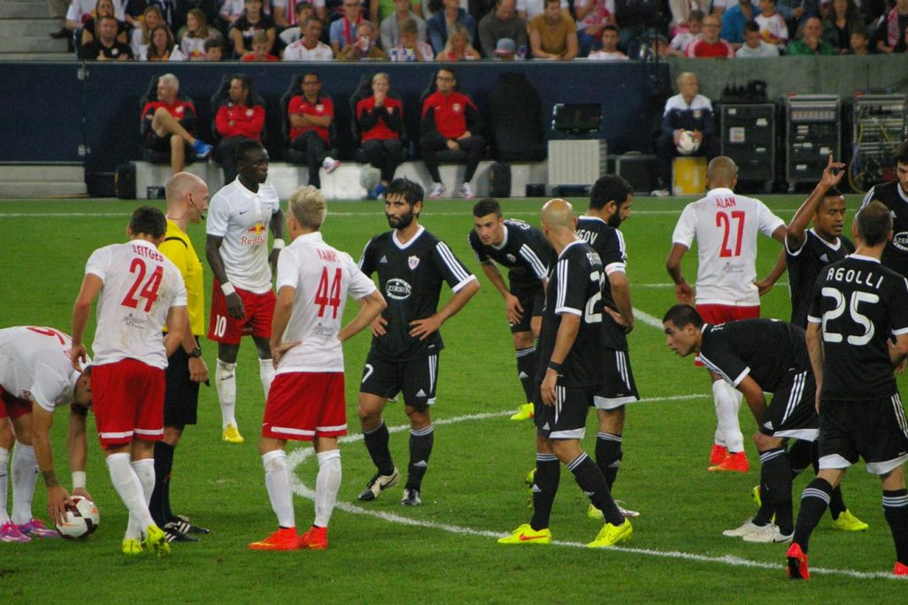 קבוצת הכדורגל האזרית (בשחור) (תמונה מתוך ויקימדיה)
