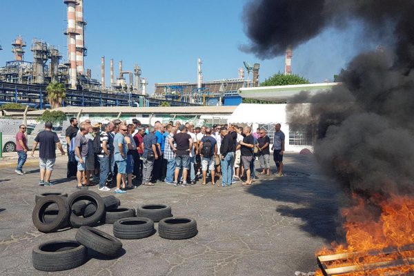 עובדי חיפה כימיקלים צפון מתבצרים בפתח המפעל, אוגוסט 2017. (צילום: אור אשכנזי)