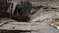 כביש בחוף המינרלים בים המלח בנפל לתוך בולען פברואר 2016  (צילום: יואב ארי דודקוויץ/ פלאש 90)