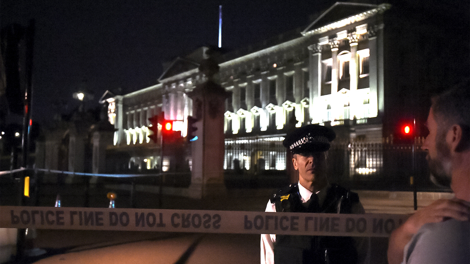 שוטר ליד ארמון בקינהאם בלונדון לאחר אירוע הטרור שהיה שם. (צילום: Lauren Hurley/PA via AP).