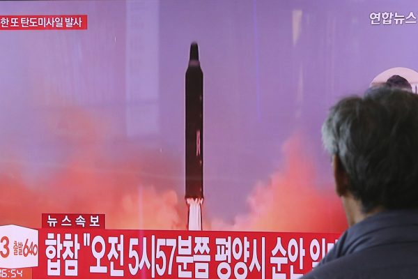אדם בסיאול צופה בשיגור הטיל של קוריאה הצפונית (צילום: AP Photo/Ahn Young-joon)