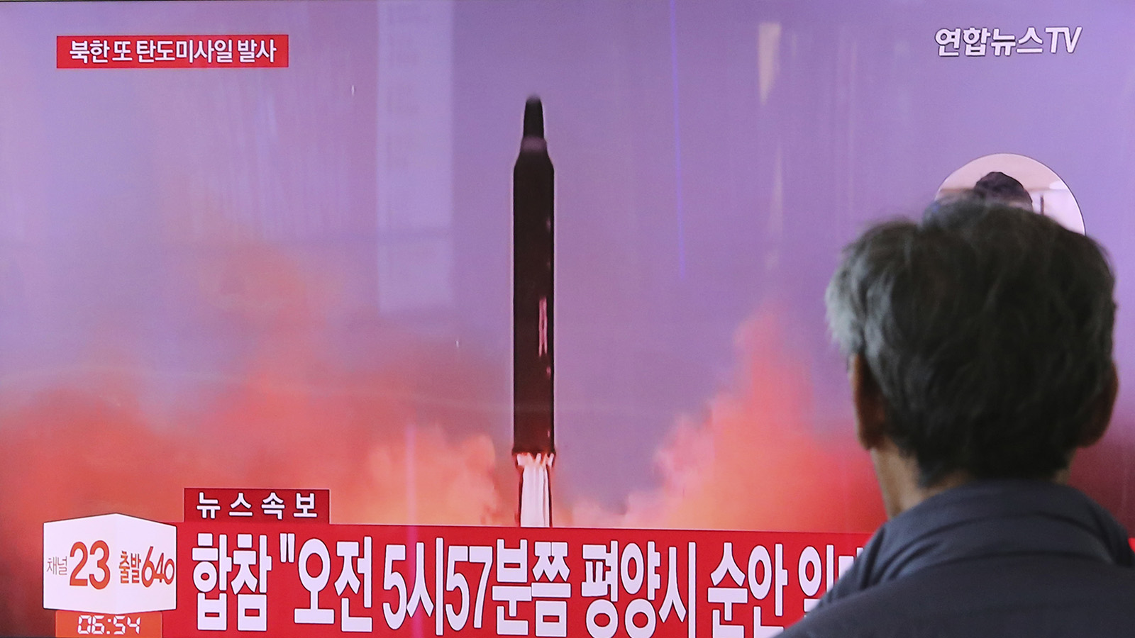 אדם בסיאול צופה בשיגור הטיל של קוריאה הצפונית (צילום: AP Photo/Ahn Young-joon)