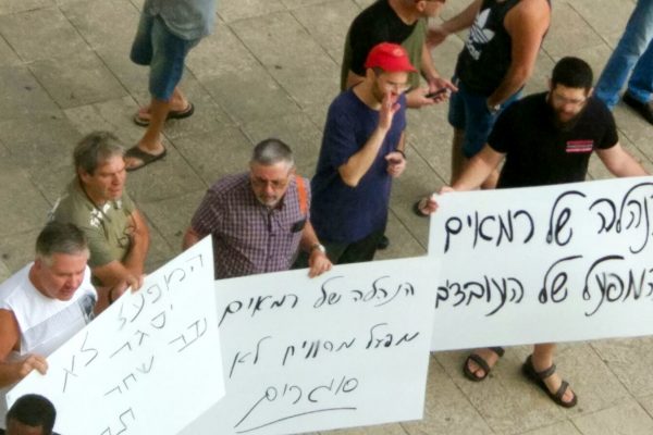 הפגנת עובדי חיפה כימיקלים מחוץ לבית הדין האזורי לעבודה,
 אוגוסט 2017. (צילום: ארז רביב).