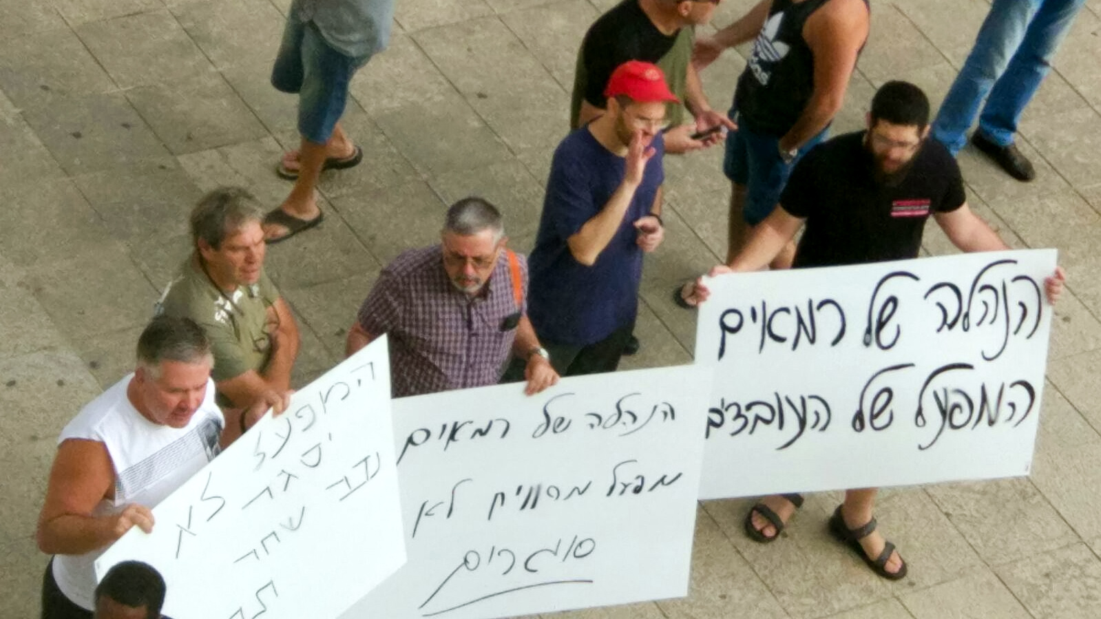 הפגנת עובדי חיפה כימיקלים מחוץ לבית הדין האזורי לעבודה,אוגוסט 2017. (צילום: ארז רביב).