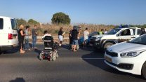 חסימות הנכים בכביש החוף סמוך ליקום (צילום: נאור לביא, "נכה לא חצי בן אדם")