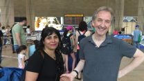 נדה אמין יחד עם עורך טיימס אוף ישראל דוויד הורוביץ עם נחיתתה בנתב"ג (הצילום באדיבות טיימס אוף ישראל)