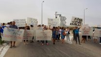הפגנת עובדות ועובדי אמליה קוסמטיקס, הבוקר, בצומת ירוחם (צילום: ודים עגור)
