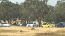 כוחות המשטרה באיזור מסיבת הטבע, שלצדה נמצאה הצעירה מחוסרת ההכרה (צילום: דוברות המשטרה)