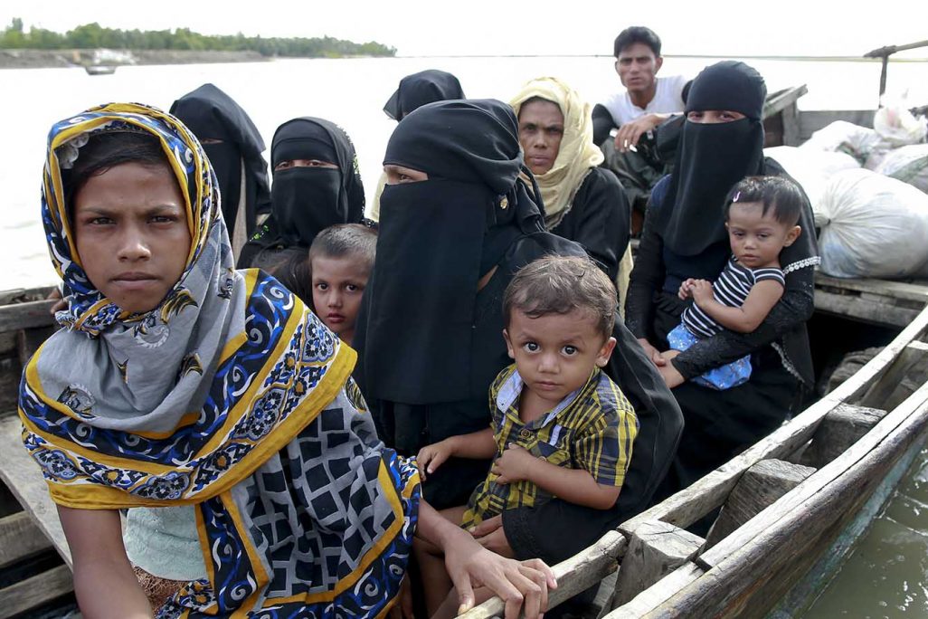 פליטות רוהינגיות בסירה ממיאנמר לבנגלדש (צילום: AP Photo/Suvra Kanti Das)