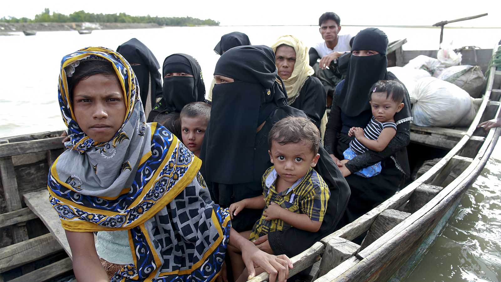 פליטות מהמיעוט רוהינגה בסירה ממיאנמר לבנגלדש (צילום: AP Photo/Suvra Kanti Das)
