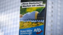 כרזה בחירות של מפלגת AFD אלטרנטיבה לגרמניה "גרמנים חדשים?- אנחנו נכין אותם בעצמנו." בברלין 13 באוגוסט (צילום:  AP Photo/Markus Schreiber)