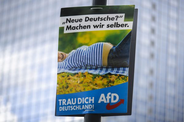 כרזה בחירות של מפלגת AFD אלטרנטיבה לגרמניה "גרמנים חדשים?- אנחנו נכין אותם בעצמנו." בברלין 13 באוגוסט (צילום:  AP Photo/Markus Schreiber)