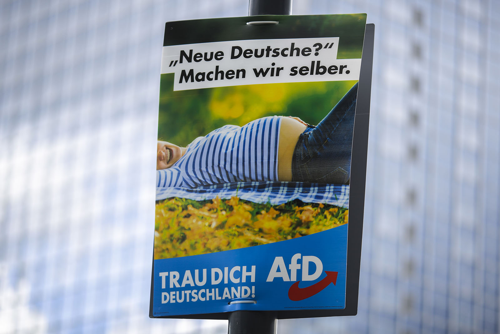 כרזה בחירות של מפלגת AFD אלטרנטיבה לגרמניה &quot;גרמנים חדשים?- אנחנו נכין אותם בעצמנו.&quot; בברלין 13 באוגוסט (צילום: AP Photo/Markus Schreiber)