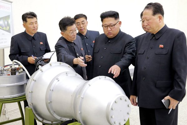 קים ג'ונג און צופה בפצצת מימן שקוריאה הצפונית טוענת שיש בידה יכולת להרכיב על טיל בליסטי (צילום: Korean Central News Agency/Korea News Service via AP)