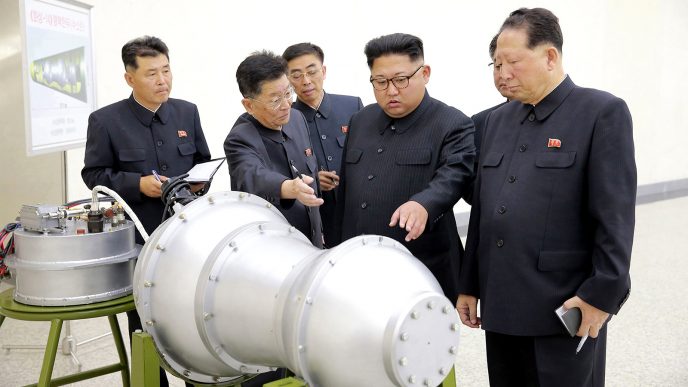 קים ג'ונג און צופה בפצצת מימן שקוריאה הצפונית טוענת שיש בידה יכולת להרכיב על טיל בליסטי (צילום: Korean Central News Agency/Korea News Service via AP)