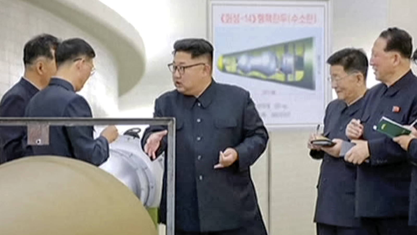 קים ג'ונג און בוחן את פצצת המימן של קוריאה הצפונית (צילום: KRT via AP Video).