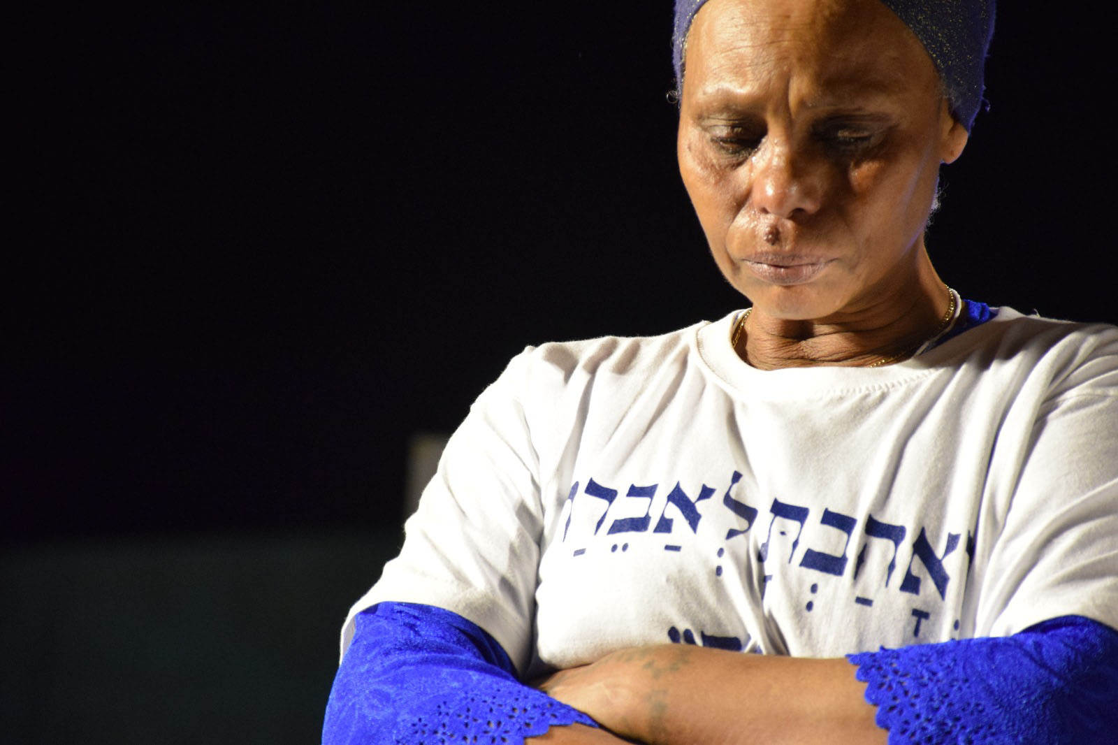אימא של אברה מנגיסטו בעצרת לציון 3 שנים בשבי (צילום: שחר מילגרום)