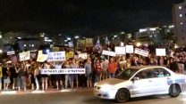 הפגנה בפתח תקווה מול ביתו של היועמ"ש (צילום: משה קציר).