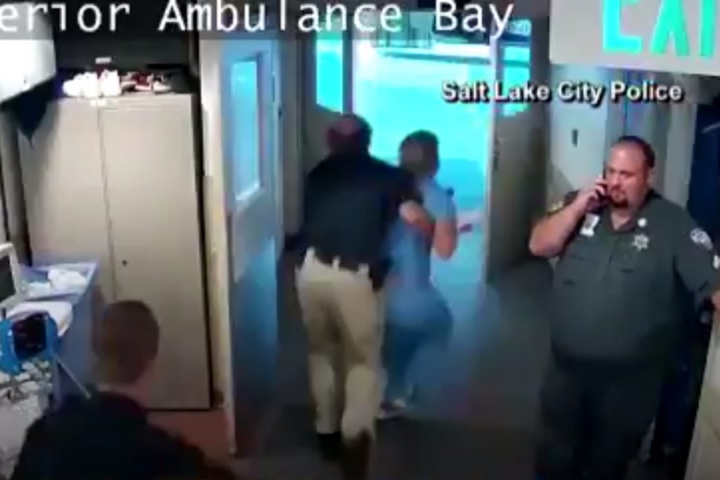 שוטרים עוצרים את האחות אלכס וובלס (צילום מסך מתוך סרטון מצלמת האבטחה בבית החולים).