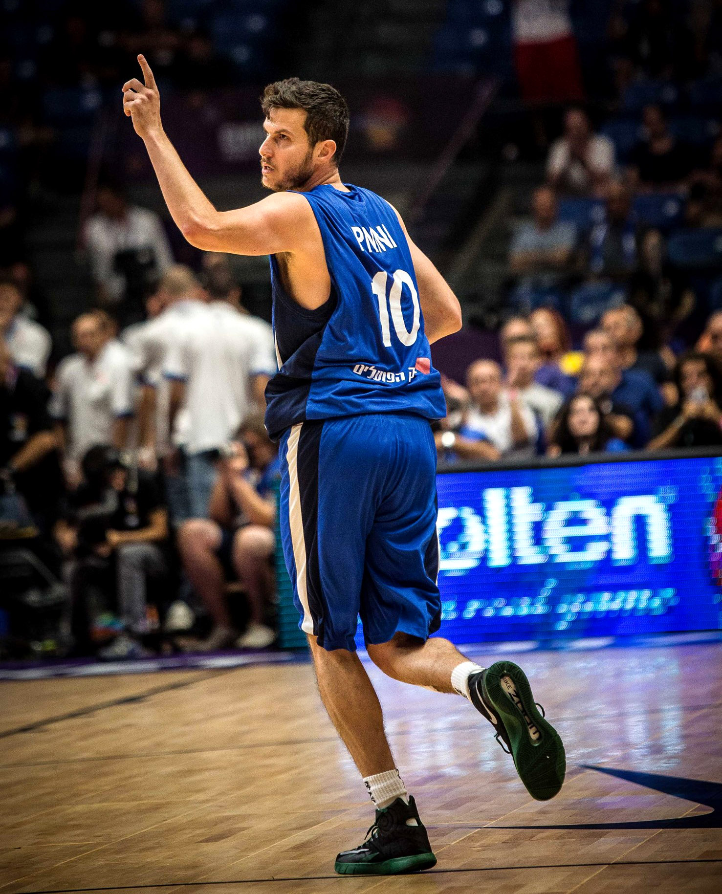 גיא פניני, לאחר השלשה שהכריעה את המשחק (צילום: איגוד הכדורסל בישראל).
